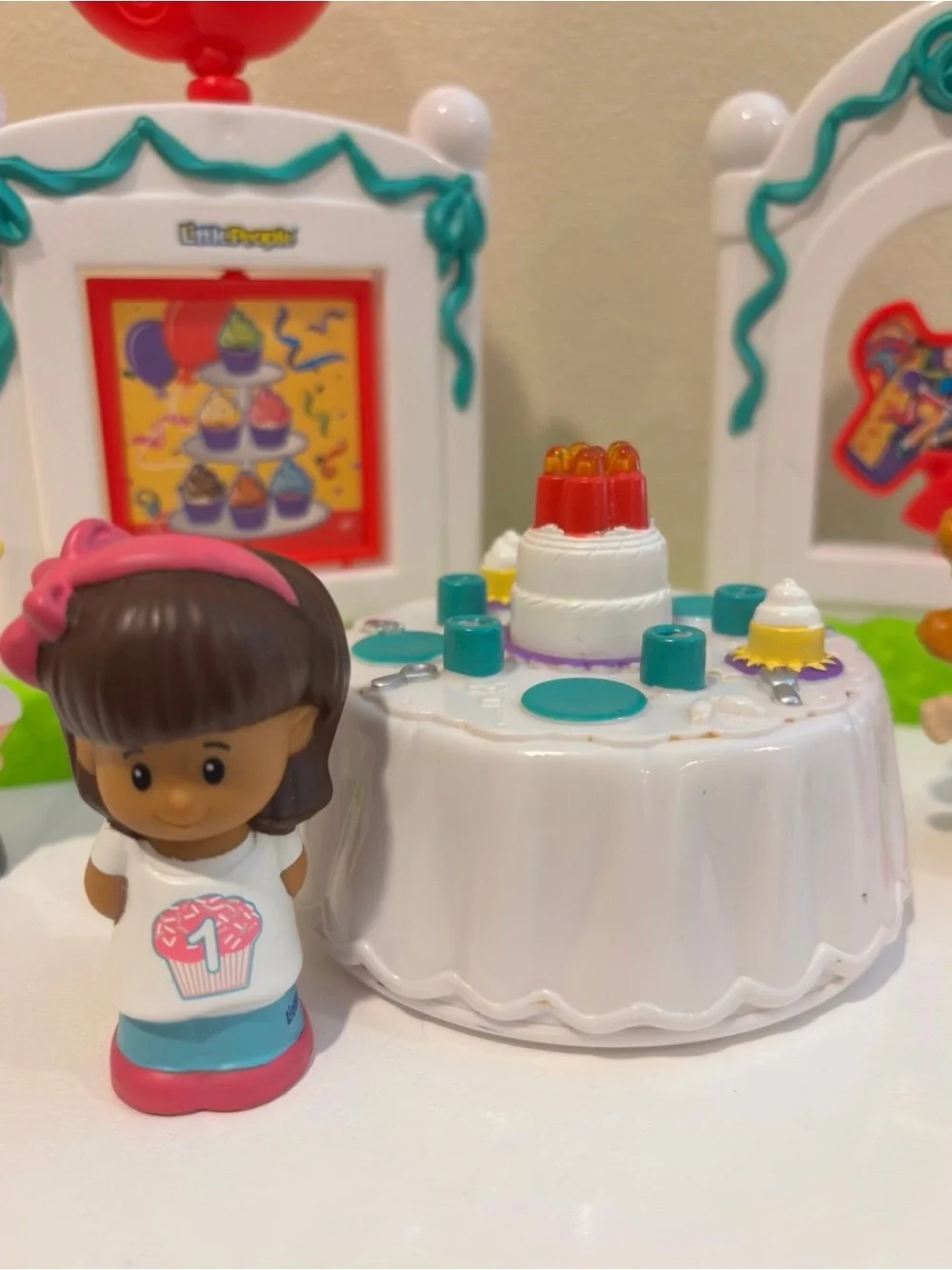Kids Birthday Playset with White & Green Cake Table